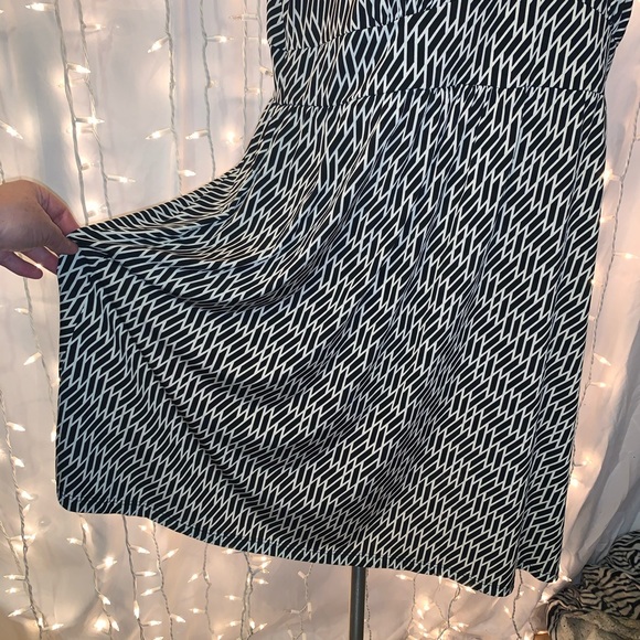 LANE BRYANT ⭐️ B&W Geometric Skater Dress - Picture 4 of 7